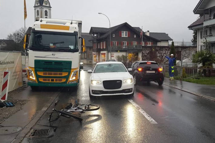Kollision zwischen Personenwagenlenker und Fahrradlenkerin fordert eine verletzte Person