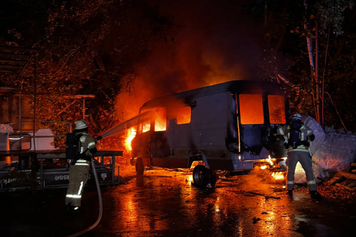 Der Transporter stand beim Eintreffen der Feuerwehr in Vollbrand.