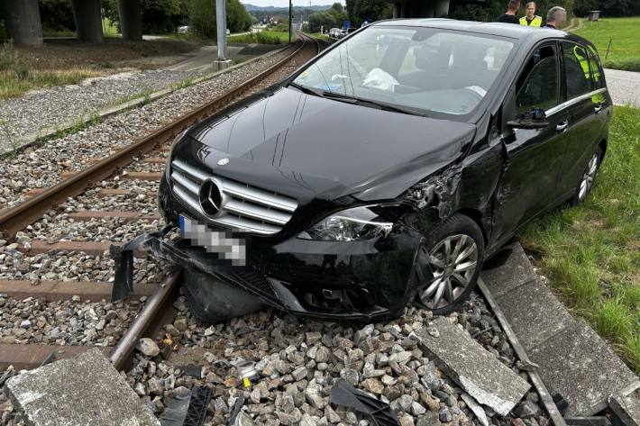 Der Lenker im schwarzen Mercedes nickte ein und verursachte die Kollision.