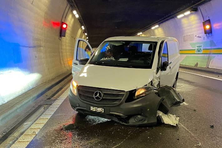 Beide Fahrer verletzten sich leicht.