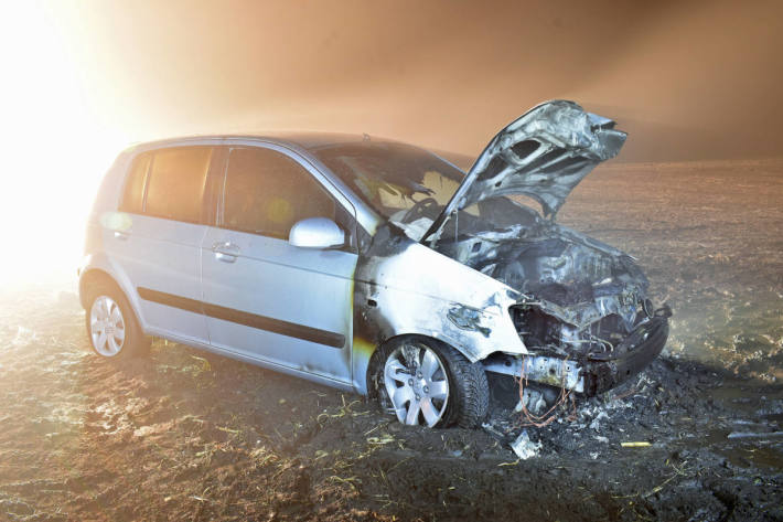 Auto gerät nach Irrfahrt über Acker in Brand bei Mauensee