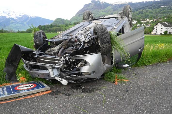 Das Fahrzeug erlitt Totalschaden.