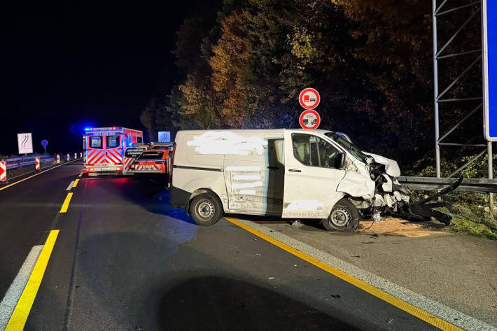 Ein Transporter und ein Pkw waren zusammengestossen.