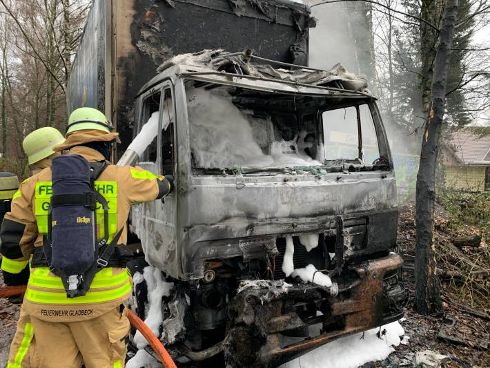 LKW in Flammen aufgegangen