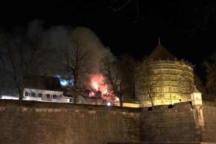 Kampf der Feuerwehr gegen wütenden Großbrand