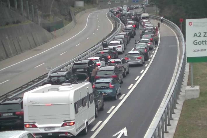 Die Gotthardautobahn ist vor dem Gotthard-Strassentunnel gesperrt.