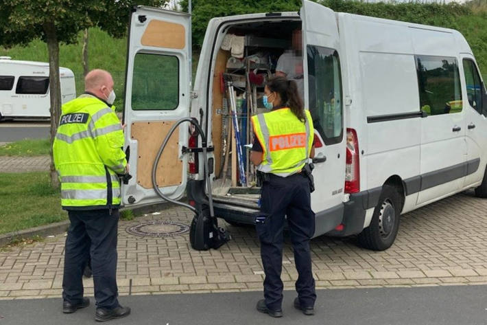 Autobahnpolizei kontrolliert Sprinter auf der A7 – 80 Fahrzeuge überprüft, vierzehn Fahrern die Weiterfahrt untersagt