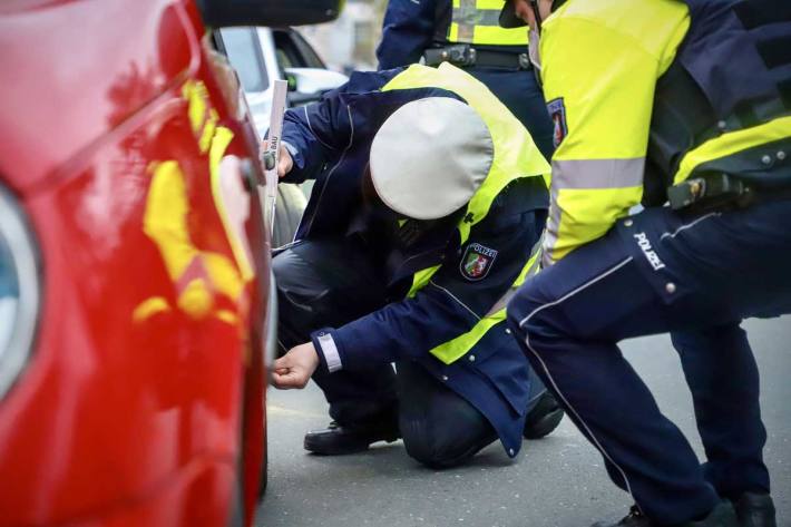 Im Kreis Unna wurden in den späten Abendstunden 15 Verkehrsteilnehmern, die der Raser-, Tuner- und Poserszene zuzuordnen waren, Platzverweise erteilt