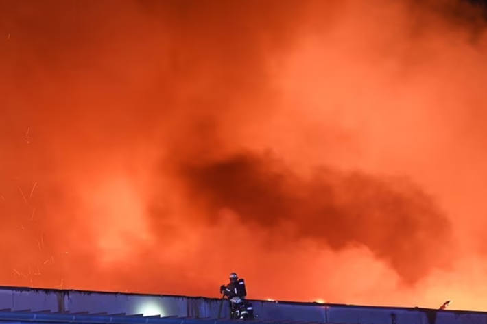 Der Brand erstreckte sich auf rund 60.000 Quadratmeter.