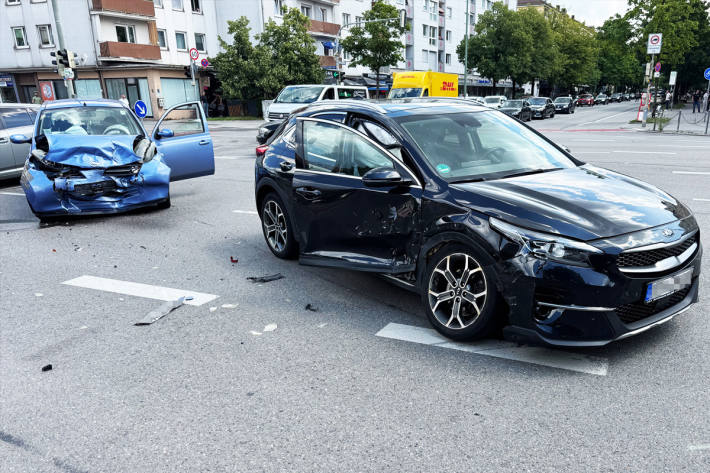 Zwei Personen wurden bei dem Unfall verletzt.