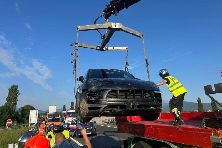 Der Sportwagen mit Schweizer Kennzeichen stand verlassen auf dem Pannenstreifen.