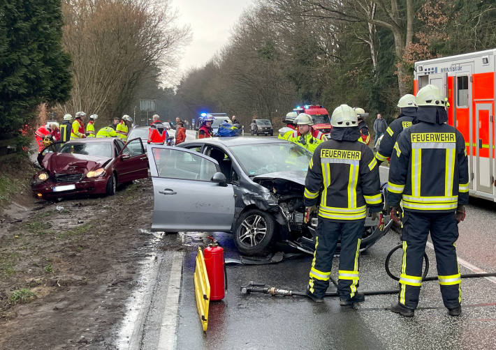 Schwerer Unfall auf B430 bei Aukrug-Homfeld: Fünf Verletzte nach Zusammenprall