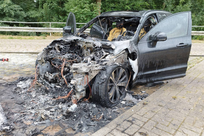 Der Brand brach im Motorraum aus.