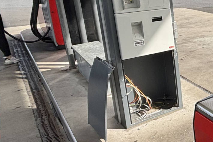 Unbekannte versuchten den Tankstellenautomat in Bilten aufzubrechen.