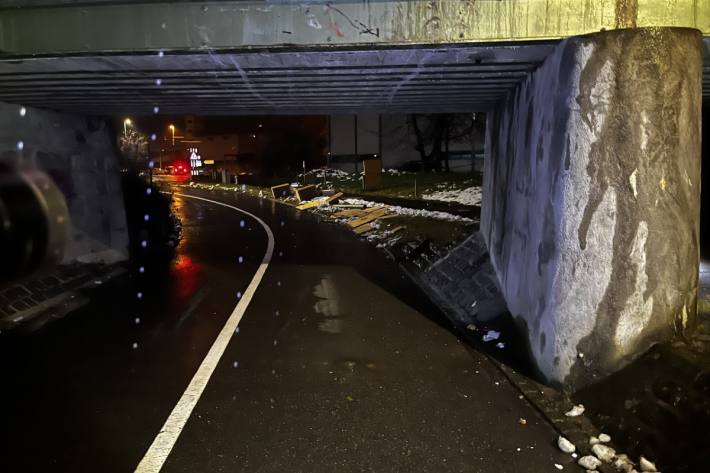 Am Fahrzeug und an der Brücke ist grosser Sachschaden entstanden.