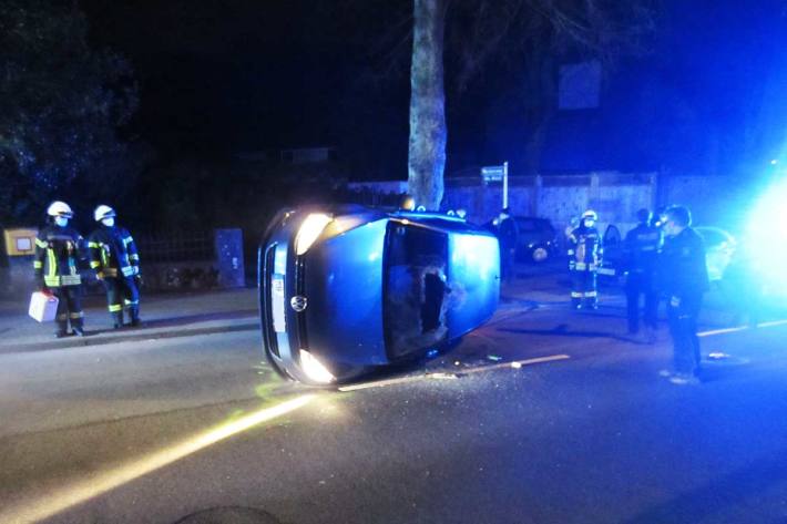 Der mit einer Person besetzte Pkw kam in Mülheim an der Ruhr  dabei auf der Seite liegend zum Stehen