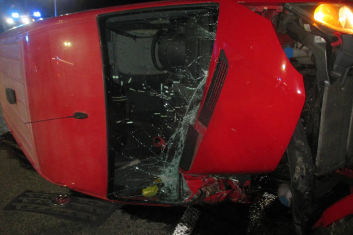 Transporter liegt quer auf der A4, eine Person verletzt