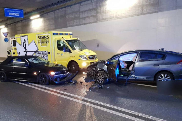 Eine verletzte Person bei einem Verkehrsunfall auf der H182 in Granges-Paccot