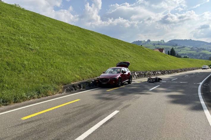 Beide Fahrzeuge wurden beschädigt