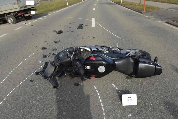  Bei der Vollbremsung durch den Töfffahrer, kam in Gossau dieser zu Fall und das Motorrad prallte in der Folge gegen den Lieferwagen