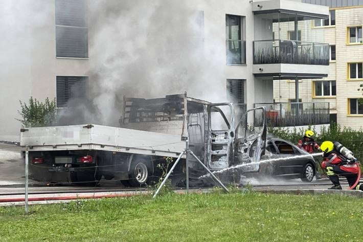 In Märstetten TG sind zwei Fahrzeuge durch einen Brand komplett zerstört worden.