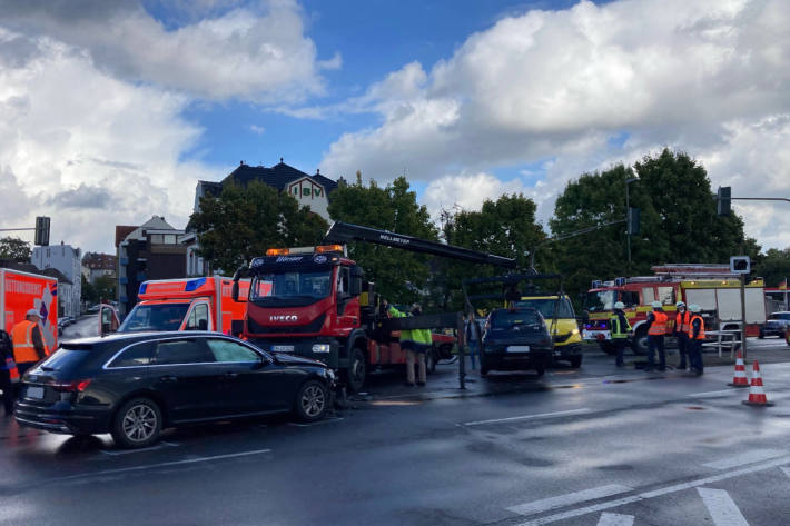 Verkehrsunfall mit zwei Verletzten - Feuerwehr befreit Fahrerin aus PKW