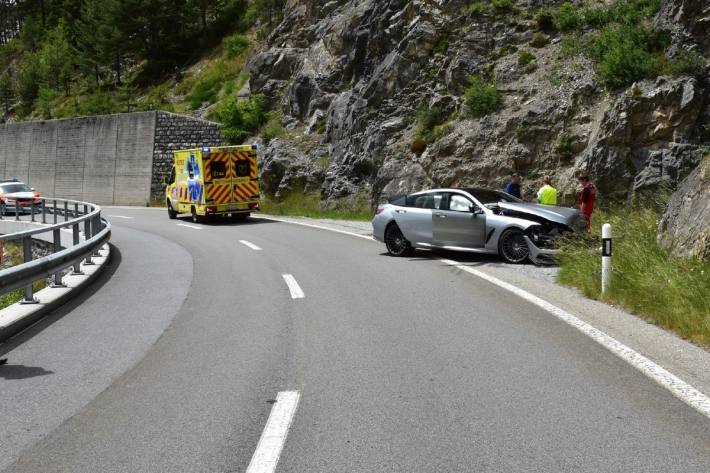 In Schmitten ist ein Auto in eine Felswand gefahren.