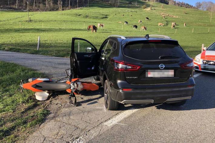 Beim Abbiegemanöver kam es zu einer Kollision mit einem Motorradlenker, welcher das Auto in diesem Bereich überholen wollte