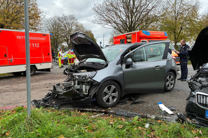 Zwei Pkw waren frontal zusammengestossen.