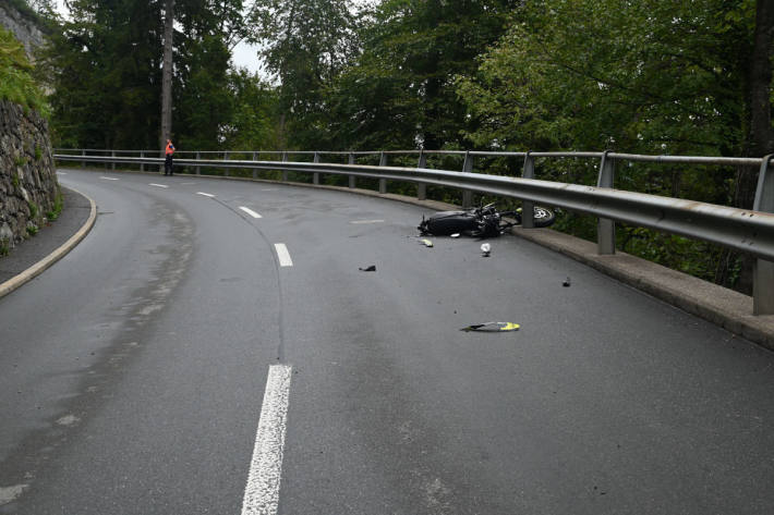 Mit Motorrad gestürzt und in Leitplanke gekracht