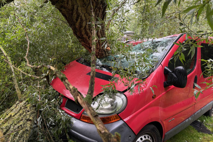 Der Baum stürzte auf einen Camper.