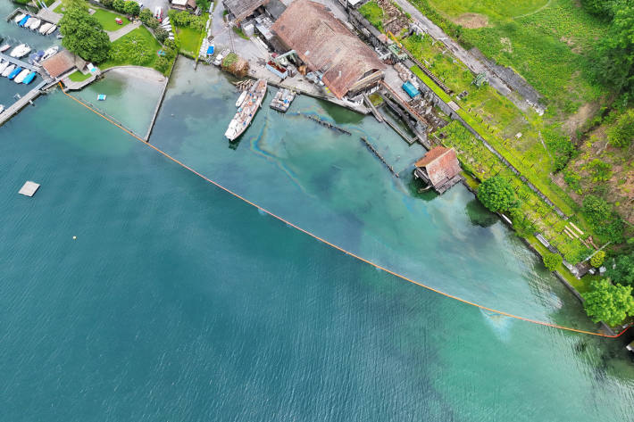 Öl-Sperre errichtet