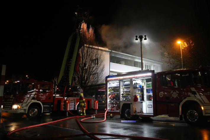 Wohnung durch Brand unbewohnbar – 2 Personen im Spital