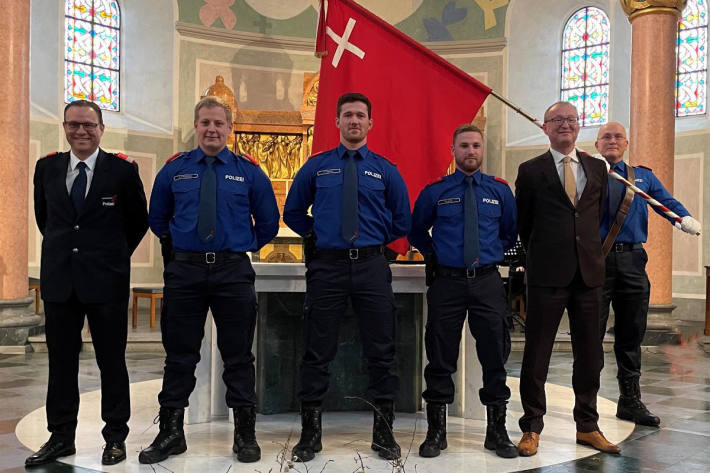 Vier neue Polizisten feierlich ins Korps aufgenommen, 38 Korpsangehörige befördert