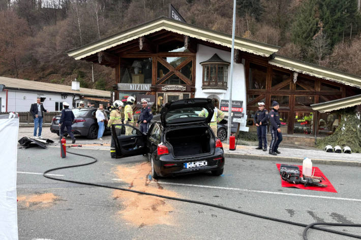 An den Fahrzeugen entstand hoher Sachschaden.