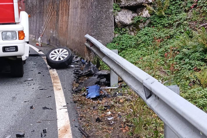 Die Beifahrerin des zweiten Fahrzeugs war eingeklemmt und musste befreit werden.