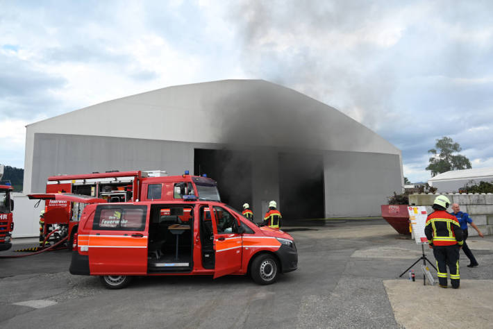 Brand einer Recyclinghalle in Au SG