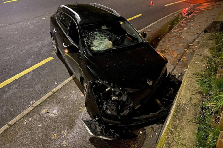 Mit Auto frontal in Mauer gekracht – Zwei Personen verletzt