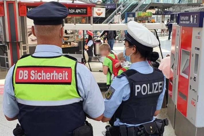 Während Passanten am Hauptbahnhof München nicht reagierten, nahmen sich Mitarbeiter der Deutsche Bahn Sicherheit und Beamte der Bundespolizei der Ohrfeige an, die der 16-Jährige erhielt