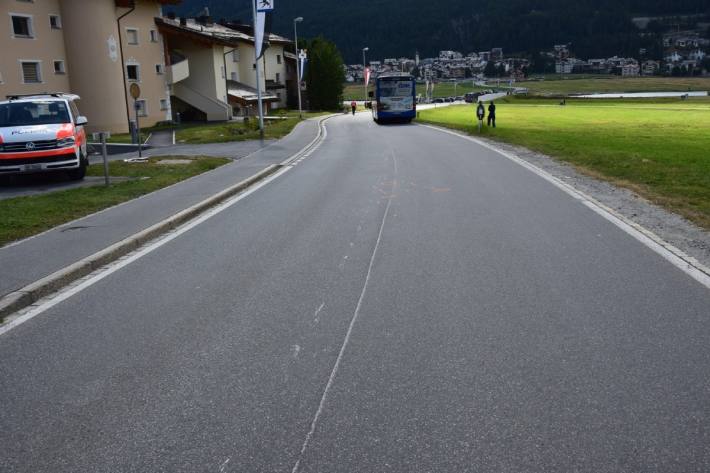 In Silvaplana-Surlej in Graubünden kam es zu einem Verkehrsunfall. Dabei verletzte sich eine Frau.