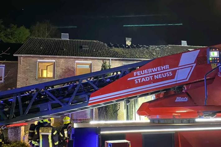 Feuer in Einfamilien-Reihenhaus in Neuss