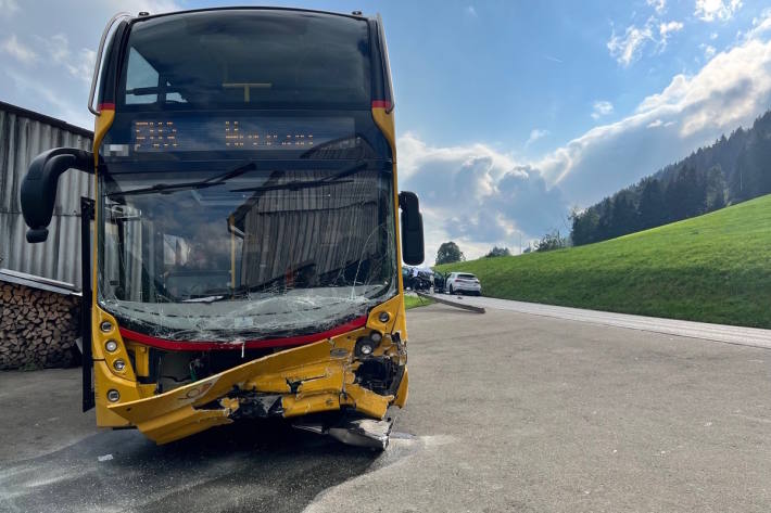 Mehrere Mitfahrende im Postauto wurden verletzt