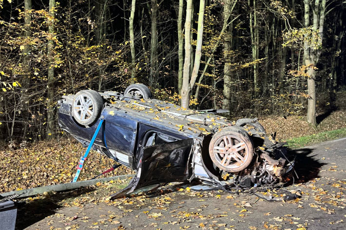 Die Fahrerin wurde schwer verletzt in ein Krankenhaus gebracht.