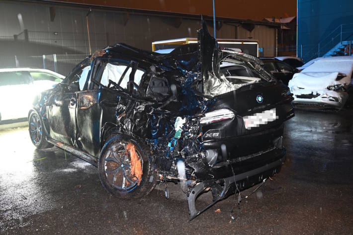 Massive Heck- und Seitenschäden am verunfallten Fahrzeug