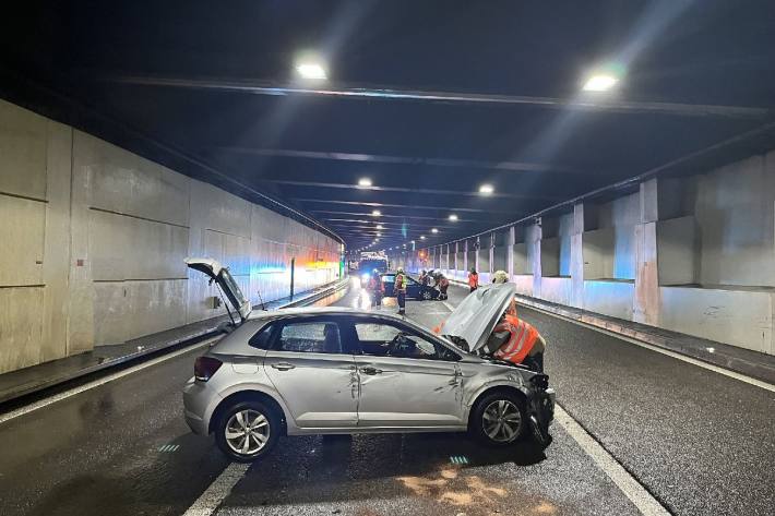 Verkehrsunfall im Tunnel Schweizerhalle in Muttenz.