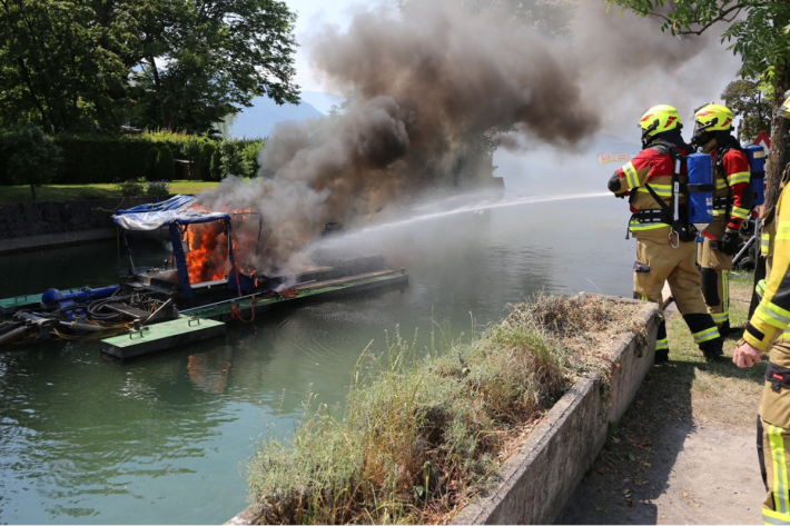 Ein Saugbagger brannte heute auf der Lorze in Zug. Die Feuerwehr musste ausrücken.