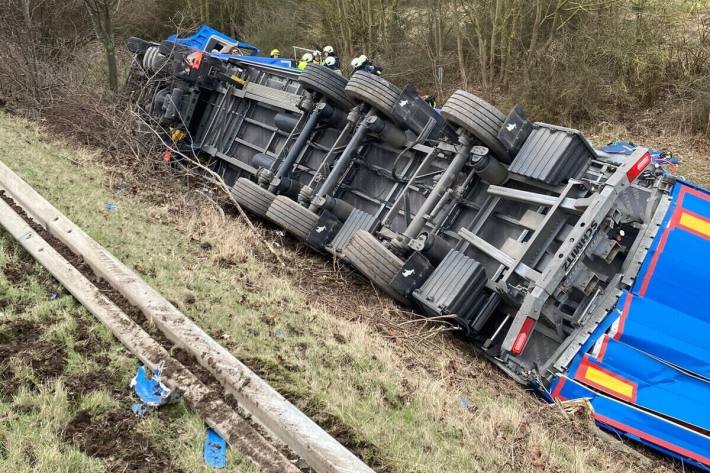 Der Fahrer wurde bei dem Verkehrsunfall im Fahrzeug eingeklemmt