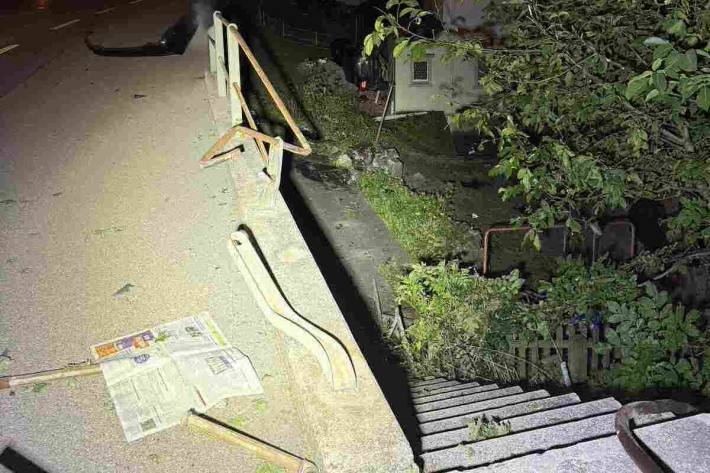 Blick von der Strasse auf den zerstörten Röhrenzaun