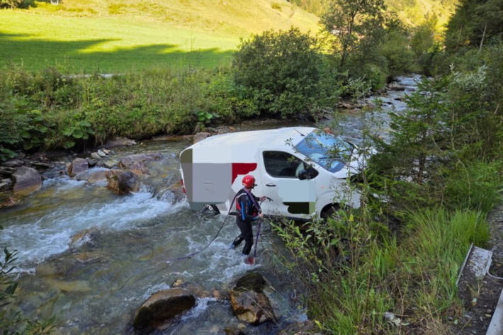 Wasserrettung und Feuerwehr bargen das total beschädigte Fahrzeug mittels Kran.