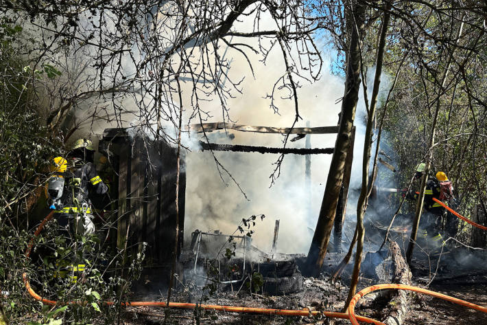 Die Einsatzkräfte mussten sich den Weg zur Hütte freischneiden.